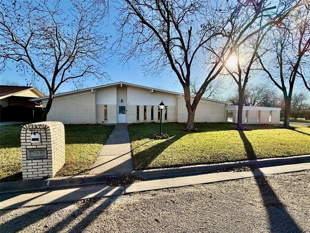 2000 SE 10th St in Mineral Wells, TX - Building Photo - Building Photo