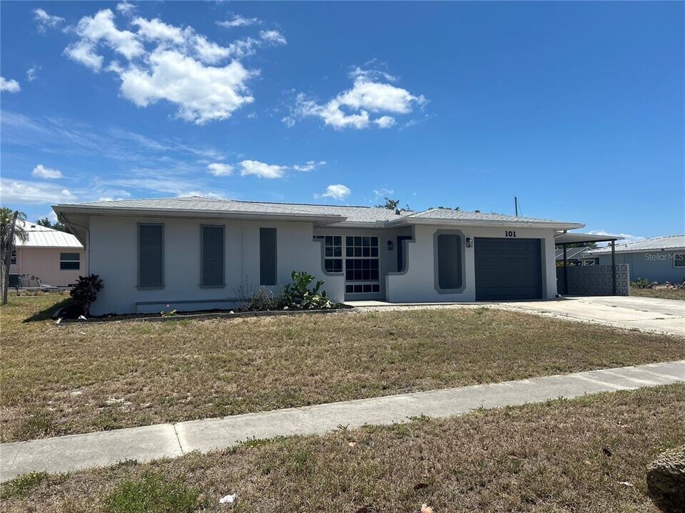 101 Cousley Dr SE in Port Charlotte, FL - Building Photo