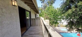 18433 Hatteras St in Los Angeles, CA - Building Photo