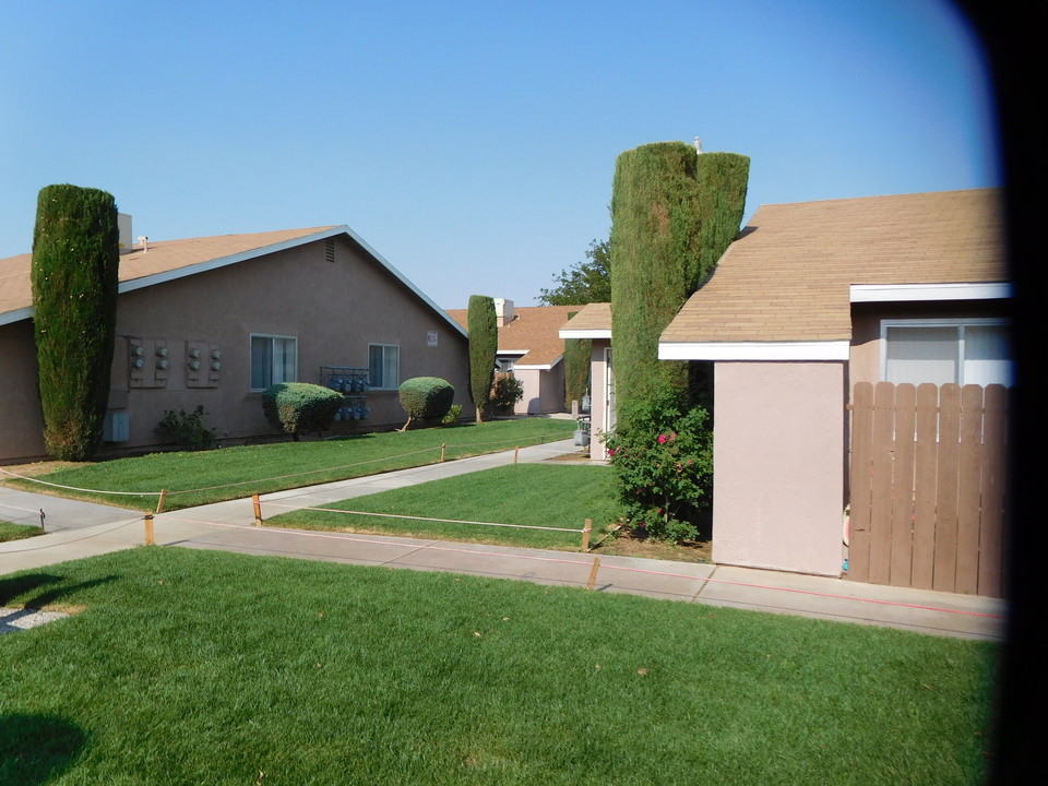 Desert Oasis Apartments in Adelanto, CA - Building Photo