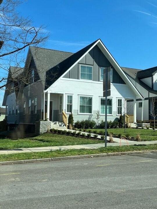 924 Caruthers Ave in Nashville, TN - Building Photo