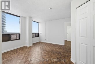 2360 Dundas St W in Toronto, ON - Building Photo - Building Photo