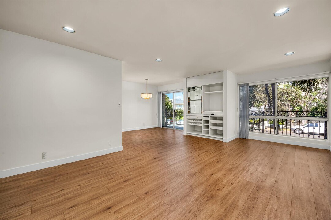 11656 Montana Ave, Unit 201 in Los Angeles, CA - Building Photo