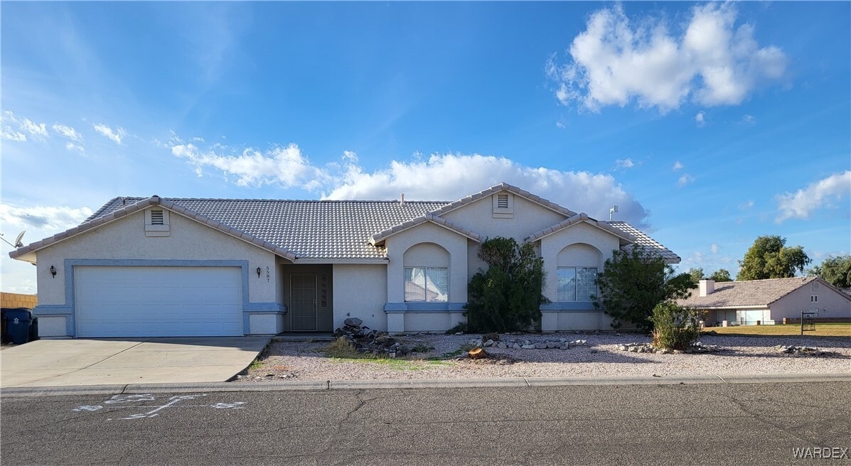 5587 Desert Lakes Dr in Fort Mohave, AZ - Building Photo