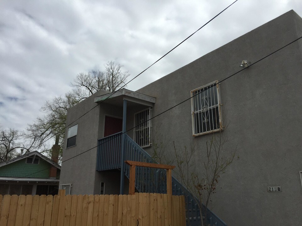 213 Princeton Dr SE in Albuquerque, NM - Building Photo