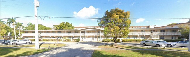 6851 Cypress Rd in Plantation, FL - Building Photo - Building Photo