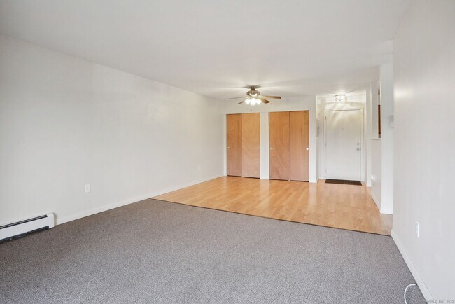 2118 Cromwell Hills Dr in Cromwell, CT - Foto de edificio - Building Photo