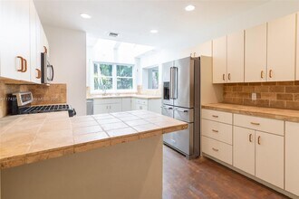 5671 Banyan Trl in Coral Gables, FL - Foto de edificio - Building Photo