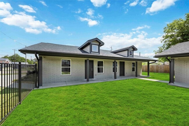 8215 Lawler St in Houston, TX - Building Photo - Building Photo