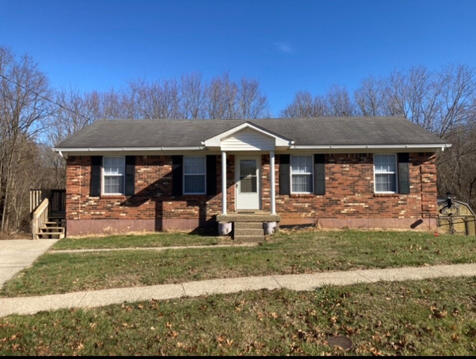 104 Wedgewood Ct in Radcliff, KY - Building Photo