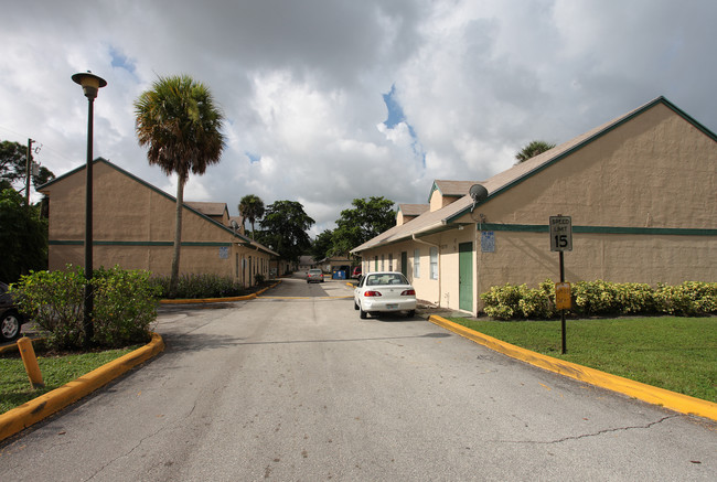 Pines On Stacy Apartment Homes in West Palm Beach, FL - Building Photo - Building Photo