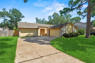 15362 Meadow Village Dr in Houston, TX - Building Photo