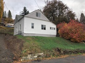 410 E James St in Colfax, WA - Building Photo