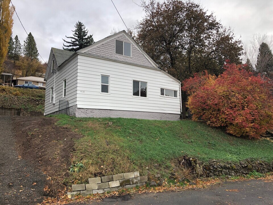 410 E James St in Colfax, WA - Building Photo