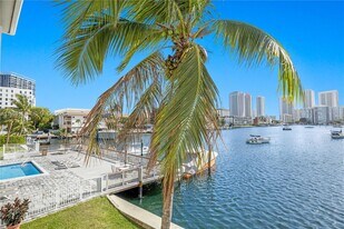 462 Golden Isles Dr in Hallandale Beach, FL - Building Photo