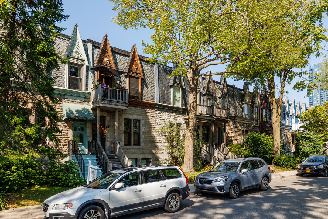 33 Stayner Rue in Westmount, QC - Building Photo