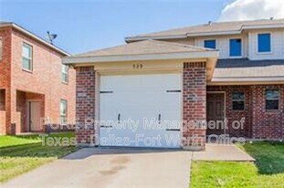 529 Mast Ct in Crowley, TX - Building Photo