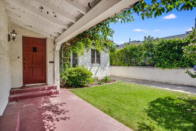 10514 Rochester Ave in Los Angeles, CA - Building Photo - Building Photo