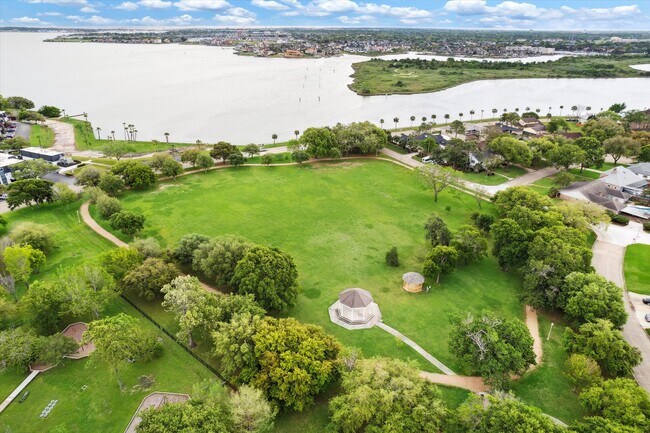 1880 Saxony Ln in Houston, TX - Foto de edificio - Building Photo