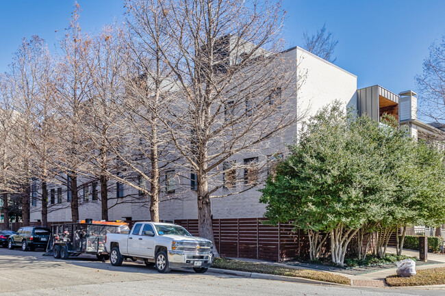 3930 Holland Ave in Dallas, TX - Foto de edificio - Building Photo