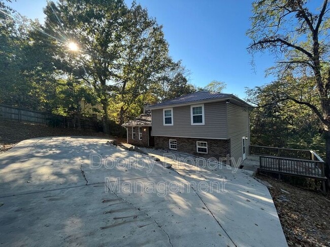 6619 Fairview Rd in Hixson, TN - Foto de edificio - Building Photo