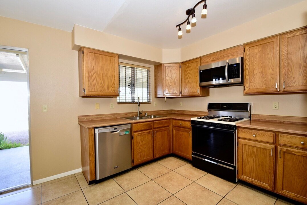 122 Bosworth Dr in Henderson, NV - Building Photo