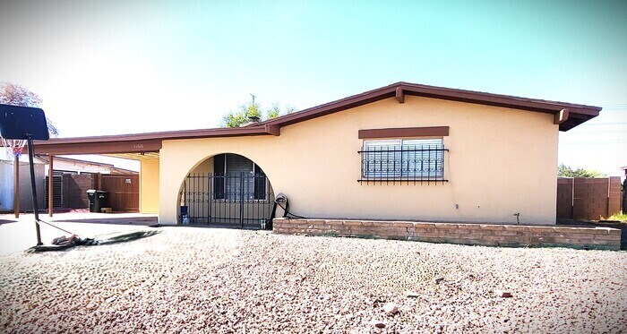 11616 N 49th Dr in Glendale, AZ - Building Photo