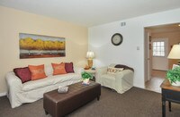 Building Photo - Eleven Oaks Apartamentos in Louisville, Kentucky