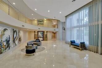 3370 Hidden Bay Dr, Unit hidden Bay in Miami, FL - Foto de edificio - Building Photo