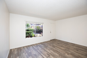 Shannon Wood Townhomes in El Cajon, CA - Foto de edificio - Interior Photo