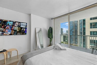 1200 Brickell Bay Dr in Miami, FL - Building Photo - Building Photo
