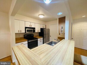 7715 Lafayette Forest Dr in Annandale, VA - Building Photo - Building Photo