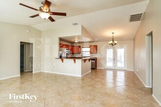 4104 SW 7th Ave in Cape Coral, FL - Foto de edificio - Building Photo