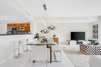 253 NE 2nd St, Unit 1109 in Miami, FL - Foto de edificio - Building Photo