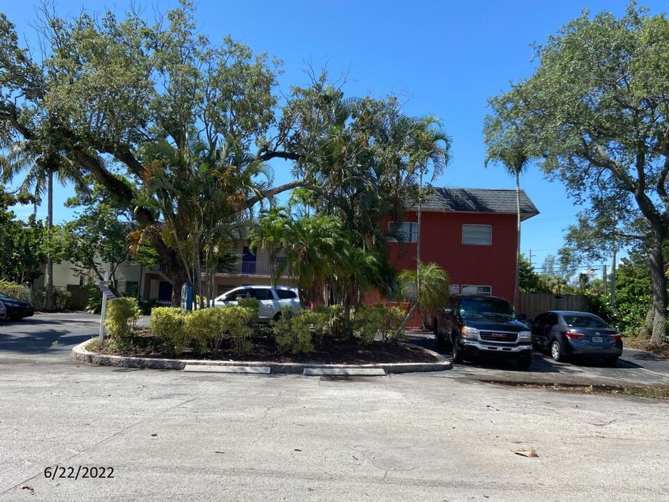 100 SW 10th St in Fort Lauderdale, FL - Building Photo