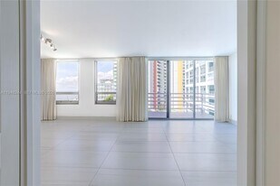 1541 Brickell Ave in Miami, FL - Building Photo