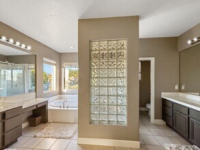 23011 Bouquet in Mission Viejo, CA - Foto de edificio - Building Photo