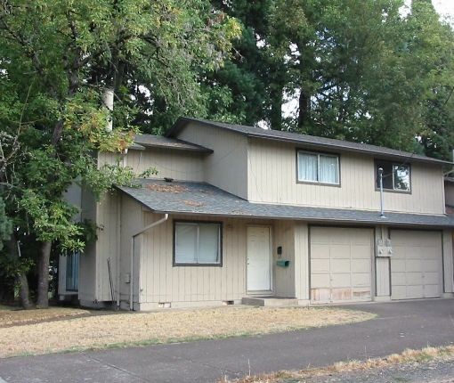 1220 Elm St in Junction City, OR - Building Photo