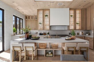 2401 Driftwood Dr in Las Vegas, NV - Building Photo - Building Photo