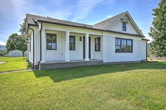 403 Silver Lake Rd in Church Hill, TN - Building Photo - Building Photo