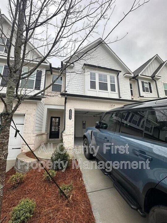 2555 Adventure Wy in Doraville, GA - Foto de edificio