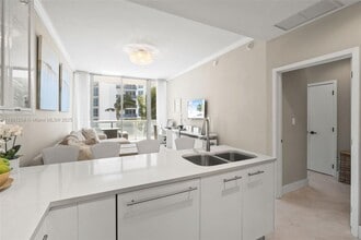 6799 Collins Ave in Miami, FL - Foto de edificio - Building Photo