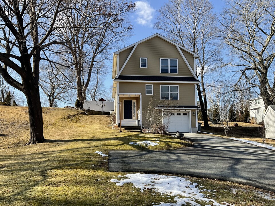 50 Terrace Ave in East Lyme, CT - Building Photo