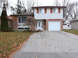 8 Meadowland Ave in Barrie, ON - Building Photo