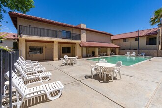 Hacienda Court Apartments in Ridgecrest, CA - Foto de edificio - Building Photo
