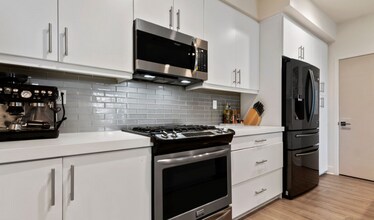 2111 N Cahuenga Blvd in Los Angeles, CA - Building Photo - Building Photo