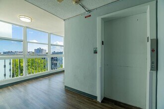 1990 Marseille Dr in Miami Beach, FL - Foto de edificio - Building Photo