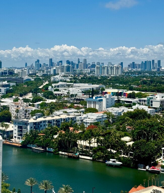 2655 Collins Ave, Unit 2410 in Miami Beach, FL - Foto de edificio - Building Photo