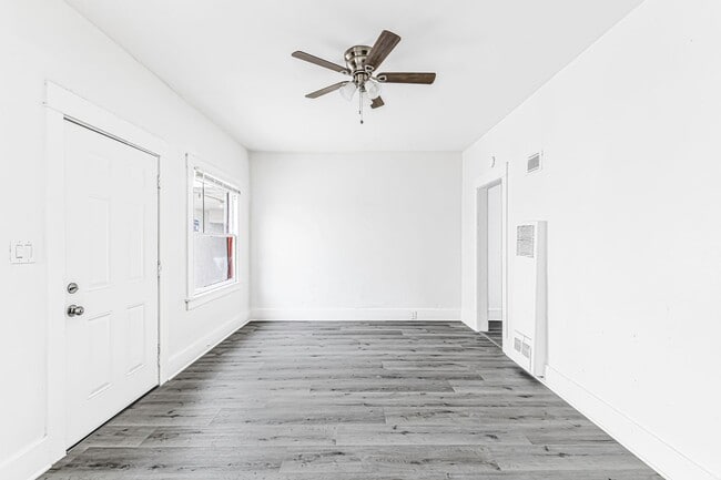 1045 E 4th St in Long Beach, CA - Foto de edificio - Building Photo