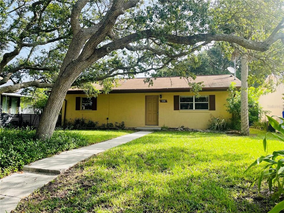 1235 S Flagler Ave in Flagler Beach, FL - Foto de edificio